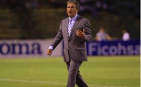 Pinto llega obligado a sumar de tres ante México para no complicar el camino en las eliminatorias rumbo a Rusia.