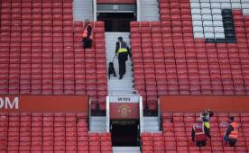 La evacuación de Old Trafford se ha producido pocos días después de que el Gobierno británico decidiera aumentar su nivel de alarma por posibles atentados terroristas de grupos norirlandeses de 'moderado' a 'considerable'.