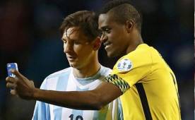 DeShorn Brown se tomó una selfie con Lionel Messi al final del juego.