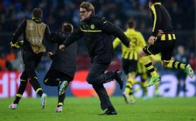 Cuando Borussia Dortmund anota, Jurgen Klopp se olvida de todo y lo festeja como un niño.