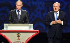 Vladimir Putin cree que Blatter le ha hecho un bien al fútbol mundial.