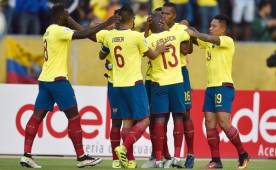 Los ecuatorianos celebran el triunfo que están sacando sobre Chile en el arranque de las eliminatorias de la Conmebol. Foto AFP