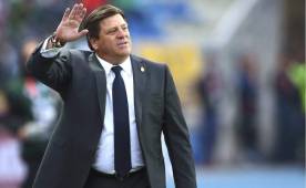 Miguel Herrera no pudo poner a México en la siguiente ronda de Copa América y Jorge Vergara, dueño del Guadalajara, lo criticó fuertemente. Foto EFE