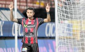 Celebración del hondureños Carlos Discua tras anotarle al Saprissa en Costa Rica. Foto La Nación.