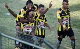Bryan Róchez celebra el póker de goles anotados al Marathón. Foto Neptalí Romero