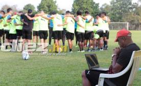 Hernán Medford siguió el entrenamiento con detalles apoyándose de su lapto.