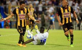 Javier Estupiñan fue derribado en el área por Sergio Mendoza y el árbitro no se atrevió a pitar penal en el cierre del partido. Foto Melvin Cubas