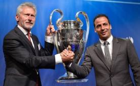 Francisco Gento y Amancio Amaro Varela posan con el trofeo en Berlín. (AFP)