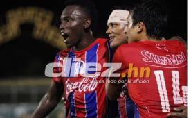 Alberth Elis y Ever Alvarado celebran con Israel Fonseca.