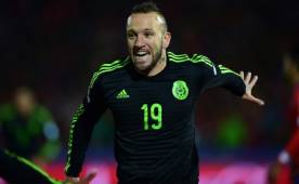 El argentino nacionalizado mexicano Matías Vuoso le amargó la noche a Chile con un doblete en el empate 3-3. Foto EFE