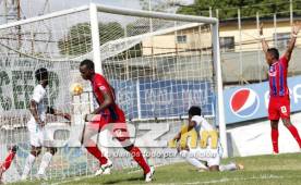El defensa del Olimpia Bryan Jhonson celebra el gol con el que están venciendo 1-0 al Platense en Puerto Cortés. Foto: Neptalí Romero