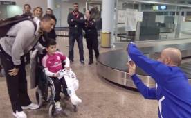 Cristiano se tomó fotos y le firmó una camisa a este niño en Vigo.