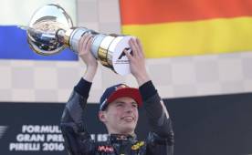 Verstappen se benefició de la eliminación de los dos Mercedes en la primera vuelta a causa de un accidente.