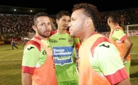 El volante Alfredo Mejía cuando vistió la camisa de Marathón en 2014 en el último torneo en el fútbol de Amado Guevara. Aquí junto a Emil Martínez y Mauricio Sabillón.