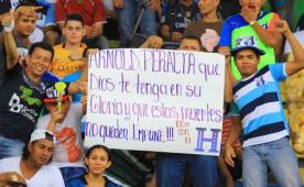 La pancarta que portan los aficionados ribereños con su mensaje a Arnold Peralta (QDDG). Foto Melvin Cubas.