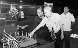 Don León Fizsman partiendo el pastel de los 90 años del Real España. Era un directivo que siempre estuvo de cerca en la institución.