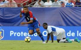 El defensor nicaraguense, Luis Copete, observa cómo Gabriel Torres de Panamá se marcha con el balón. (EFE)