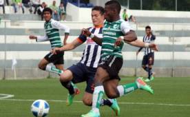 El hondureño Júnior Lacayo en plena acción contra el Monterrey. (Foto: Tomada de @ClubSantos)
