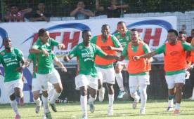 Charles Córdoba celebrando uno de sus goles frente al Olimpia. FOTO Neptalí Romero