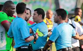 Alfredo Mejía tuvo que salir del campo al minuto 45 tras un choque con el árbitro. Foto Delmer Martínez.