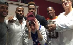 Bieber charló con su agresor y se hizo fotos con Griffin y otras estrellas.