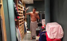 Neymar ha compartido en su Instagram un ‘selfie’ tomado en el vestidor de su casa.