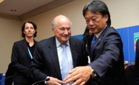 Eduardo Li junto a Joseph Blatter en una reunión en Costa Rica. Foto La Nación