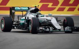 Rosberg, líder del Mundial 2016, arrancará desde la primera fila justo por delante del finlandés Valtteri Bottas (Williams). Foto AFP