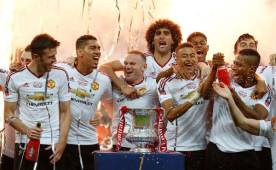 Manchester United terminó jugando con diez tras la expulsión de Smalling.