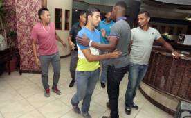 Momento en que los nuevos futbolitas de la selección hacían su ingreso al hotel de concentración. Foto Juan Salgado