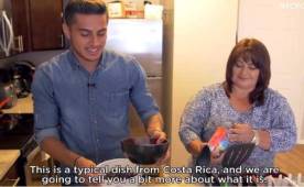 Ronald Matarrita cocinando junto a su madre en su viviendo de New York.