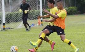 Noah Sadaoui se sumó este lunes a la pretemporada del Real España. Aquí marca a Jhow Benavídez.