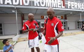 Los gemelos Dely Valdés (Jorge va atrás) cuando salían del estadio Romell Fernández de Panamá previo al juego de la hexagonal pasada ante Honduras.