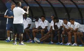 Andy Najar y Luis Garrido le pidieron a Wilmer Crisanto que les tomara una foto en el banquillo del estadio Toyota Park donde debutará ante Estados Unidos. Foto Juan Salgado / Enviado
