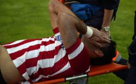 Diego Costa se fue con las manos en cara luego del fuerte encontronazo con el poste.