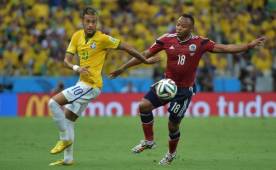 El duelo entre Neymar y Camilo Zúñiga no terminó nada bien. (AFP)