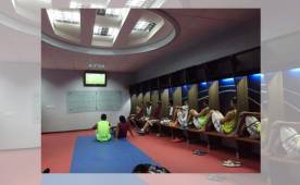Los jugadores de Saprissa, en pleno camerino, decidieron ver el duelo México-Costa Rica. Foto Cortesía Saprissa.