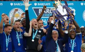 Los jugadores recibieron el trofeo que les acredita como campeones de la Premier League 2015-2016.