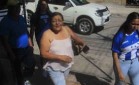 Flor Guevara se hizo presente en el hotel donde se encuentra la Selección de Honduras.