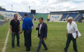 El entrenador de la Selección Nacional, Jorge Luis Pinto, supervisó este día la cancha del estadio Nacional de Tegucigalpa para tomar una decisión. Foto cortesía