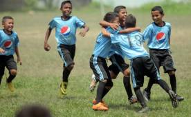 Los chicos de la Esteban Guardiola festejaron por todo lo alto el triunfo que los deja campeón de la zona Coaguán y disputando el título del Litoral. Foto Javier Rosales