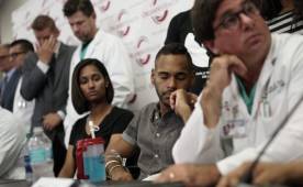 Ángel Colón, uno de los sobrevivientes de esa noche de horror al salir del hospital narró lo ocurrido. Foto AFP.