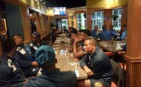 Jorge Luis Pinto aceptó la invitación y los jugadores de la Selección de Honduras degustaron la comida catracha en un restaurante en Houston. Foto Josué Banegas