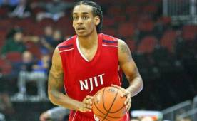 El hondureño Chris Flores, de 24 años, disputando un juego.