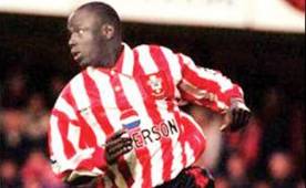 Ali Dia al momento que entraba al campo, uno de los casos más escandalosos de la Liga Premier.