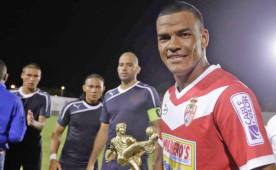 Rony Martínez recibiendo un reconocimiento en El Progreso, Yoro.