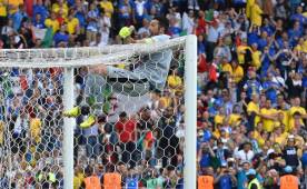 Buffon festeja a lo grande su pase a los octavos de final de la Eurocopa. Fotos AFP.