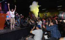 Manny Pacquiao saluda al numeroso publico que lo esperaba en Las Vegas, sede del Combate del Siglo.