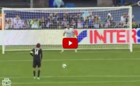 Corluka intentó hacer un penal de lujo. El guardameta rival lo adivinó.