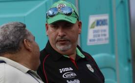 Orinson Amaya, presidente del Marathón, se quitó la gorra al final del juego ante Motagua y pidió colaboración a los aficionados para darle un premio a los jugadores. Foto DIEZ